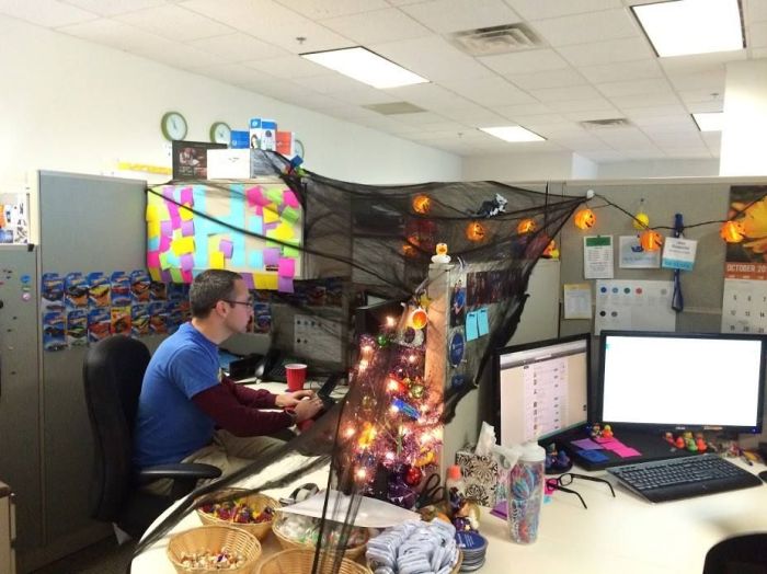 How to decorate an office cubicle for halloween